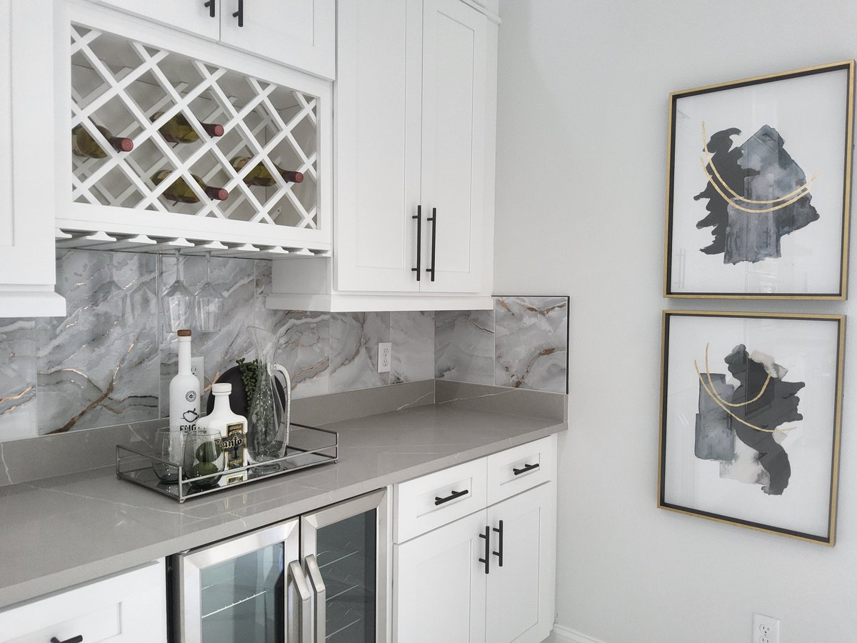 Tampa Luxury, Lois bar area